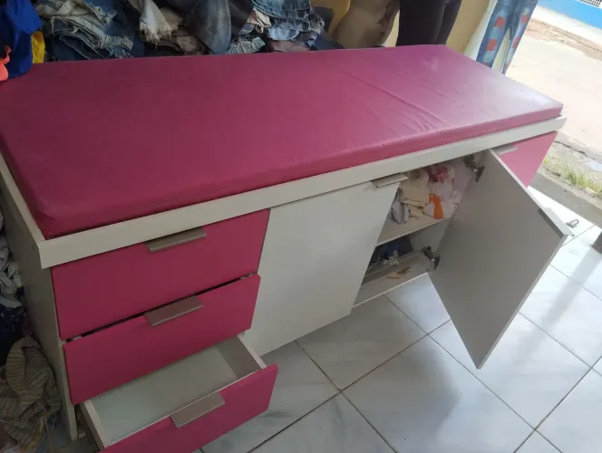Vendo uma Maca de massagem em MDF, com rodinhas para movimentar . Valor R$ 1500,00.