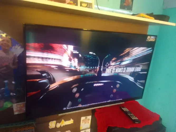 Vendo está tv 40polegada esmart tá tudo normal sem problema não entrego