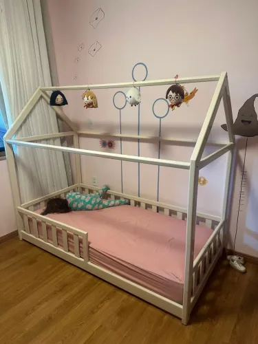 Cama montessoriana infantil