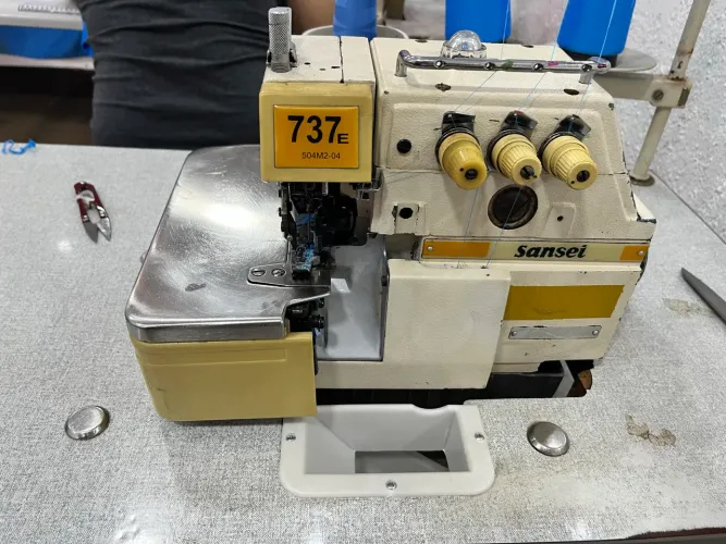 Máquina Overloque Industrial Sansei 737E - Revisada e Pronta para Uso