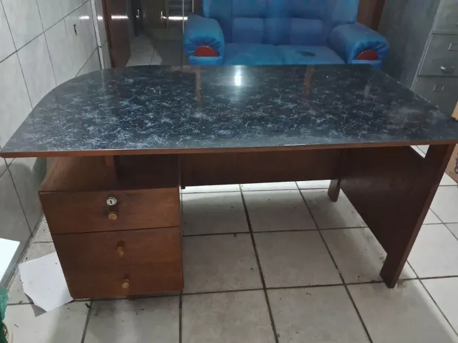 MESA DE ESCRITÓRIO EM MASSARANDUBA COM TRÊS GAVETAS  UMA COM CHAVE. 