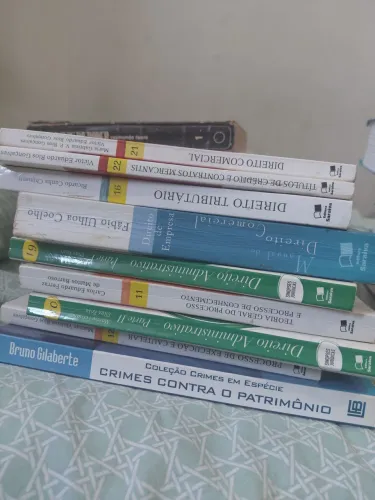Vendo livros de Direito em ótimo estado, os mais finos 10 reais e os mais grossos 20