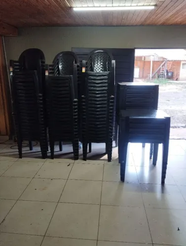 Vendo 15 jogos de mesa e cadeira para seu comércio