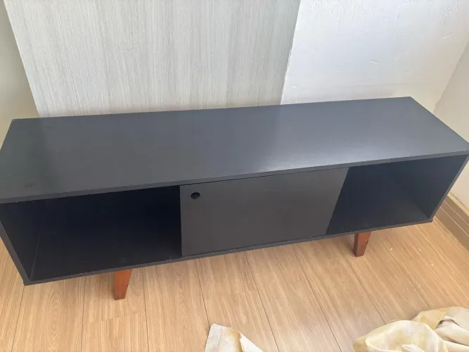 Rack preto com Pés de Madeira 