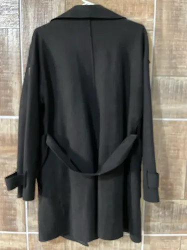 Casaco feminino preto detalhe zíper nos braços