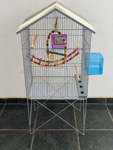 Casa com brinquedo calopsita