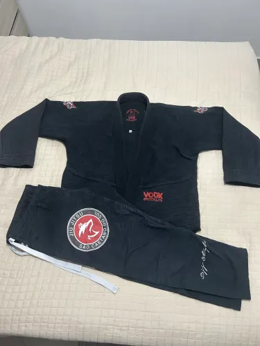 Kimono vouk e kvera preto a1 com detalhe so na calca jiu jitsu lutas kimono completo