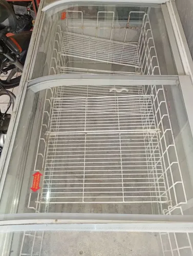 Vendo ilha gelando bem 220volts
