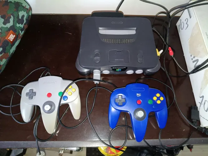 Nitendo 64 com 2 controles