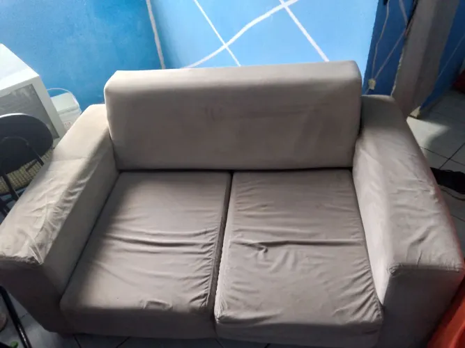 Sofá de dois lugares bege