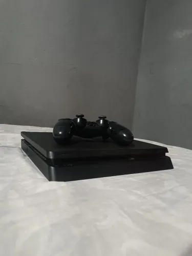 Ps4 slim usado,com um controle(+god of war 2018 e GTA 5