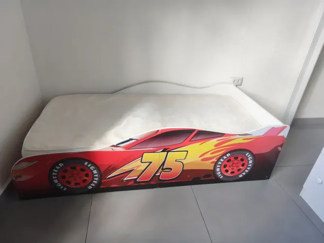 Cama infantil com colchão