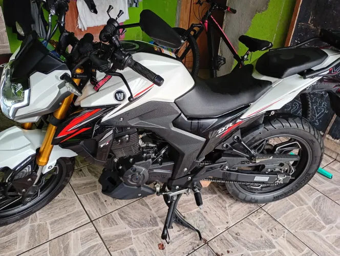 Moto DR 160 cor branca ano 2024/25