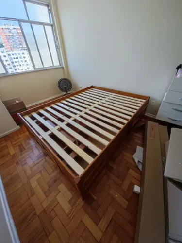 Cama Queen de Madeira com Gavetas + Nichos + Criado-Mudo | Excelente Estado