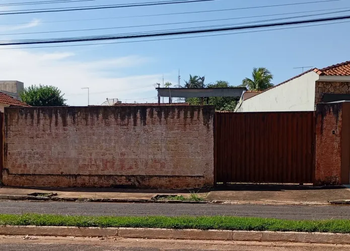 Terreno localizado na avenida