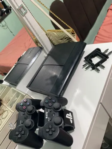 PS3 super slim desbloqueado 500GB, 2 controle