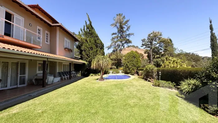 Perfeita, pratica e muito bem mantida. Um jardim de 1.070M² com paisagismo primoroso.