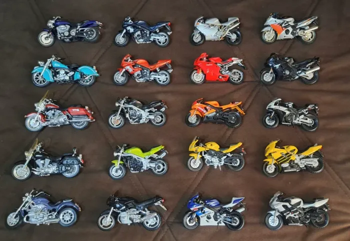 Miniatura de Moto 1:18 Diversas marcas 20 peças