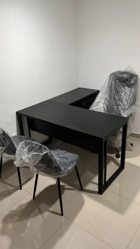 Escrivaninha + armário + cadeiras