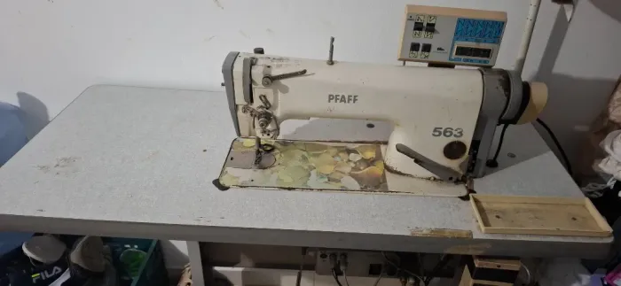 Tenho duas máquinas pra vender uma reta alemã PFAFF e uma caseadeira brother...