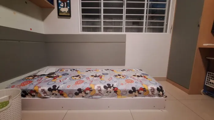 Cama baixa com colchão excelente