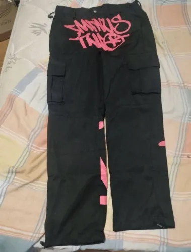calça cargo minustwo preta e vermelha p