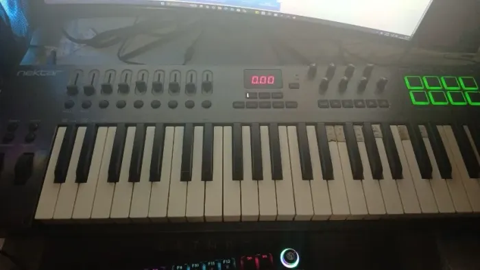 Teclado Controlador Nektar Impact Lx49+ Teclado Controlador Midi Usb 49 Teclas Preto