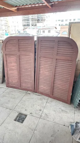 Par de janelas de madeira maciças com trincas e dobradiças