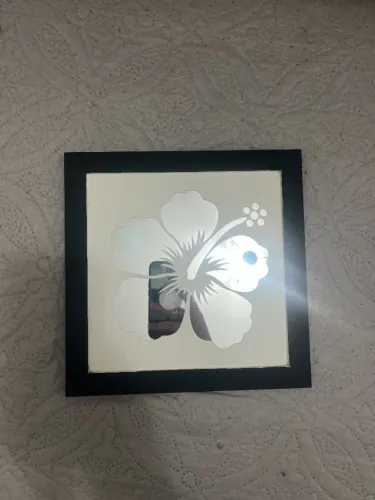 Quadro Decorativo com Espelho Vazado Flor Hibisco e Moldura Preta