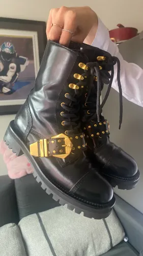 Bota cano alto em couro legítimo com detalhes em dourado da Versace TAM 37 cano alto