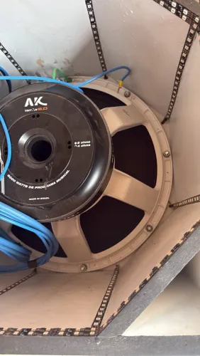 Vendo carcaça de. Ak 18 polegadas 4 ohms