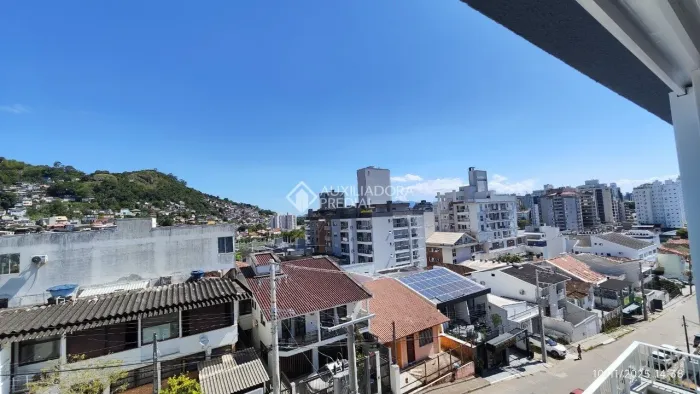 Studio com 49m² privativos, banheiro e 1 vaga de garagem livre, à venda no Centro.