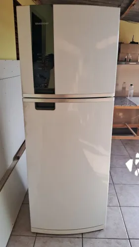 Vende-se uma geladeira duplex Frost Free. 