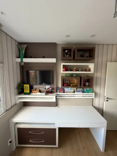 Painel de TV com Nichos + Escrivaninha - Ideal para Quarto ou Escritório