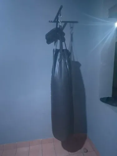 Saco de pancada de 30 Kg + Luva e suporte para parede