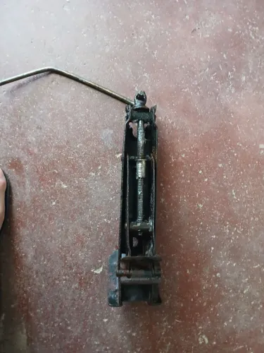 Macaco-prego automotivo 