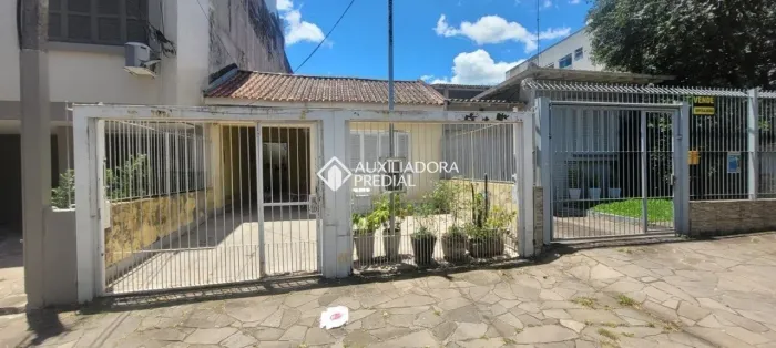 Ótima residência térrea de 3 dorm com pátio na Cel Feijó.