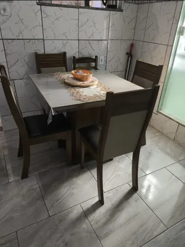 Mesa quadrada com 4 cadeiras 