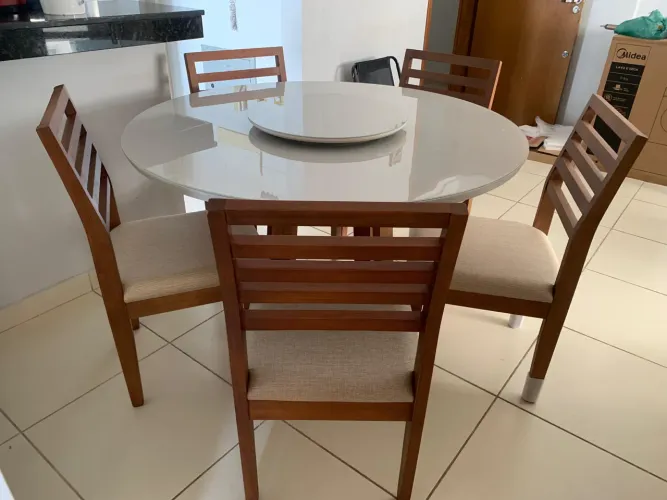 Mesa nova de madeira completa