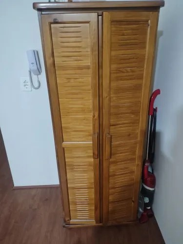 Móveis de madeira.