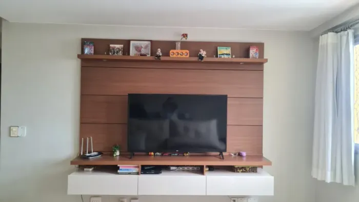 Painel com rack suspenso 