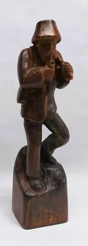 Antiga Escultura em madeira nobre entalhada representando velho ancião chinês lenhador*