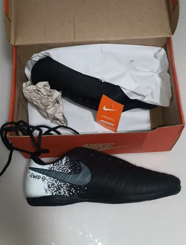 Chuteira de futsal - Nike - Na Caixa