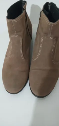 Bota Moleca ( cano médio) em tecido acamurçado. Tam.36.Usada.