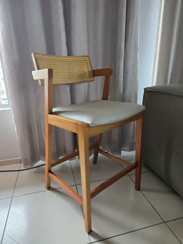 2 banquetas confortáveis