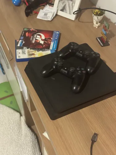 Ps4 Slim com 2 controles