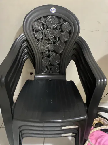 Cadeiras de plástico com 4