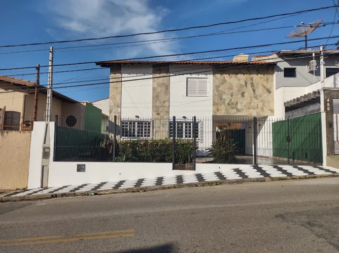 Casa de 03 dormitórios, sendo 01 suíte com closet, à venda na Vila Lavínia, Mogi das Cruze
