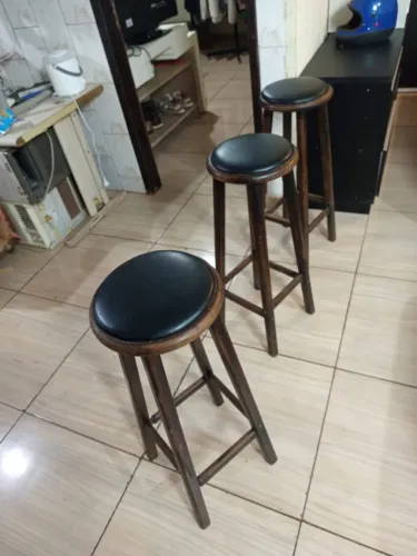 Conjunto de 3 Banquetas Altas de Madeira com Assento Estofado