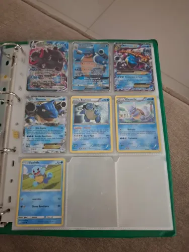 Coleção de cartas Pokémon com fichário e acessórios